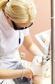 Bir doktor fototermoliz prosedürünü gerçekleştirir